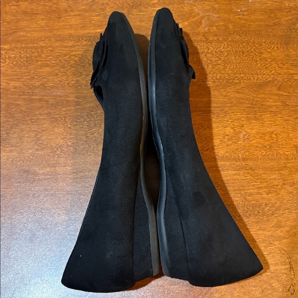 Comfortview Black Faux Suede Floral Slip-On Flats-Size 9M - Picture 4 of 9